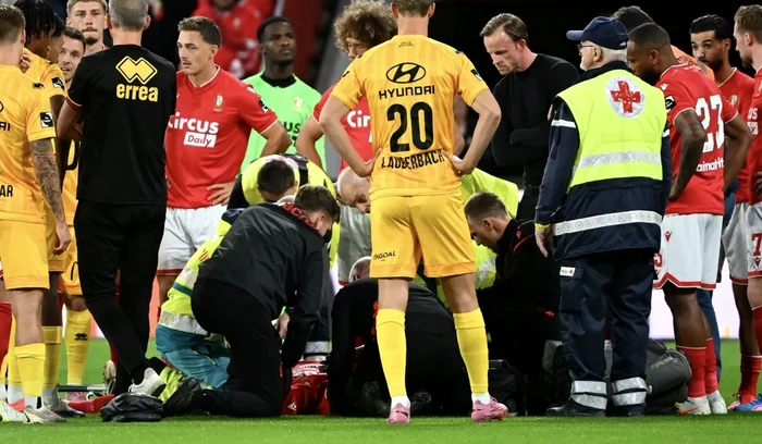 Josue Homawoo a trecut prin momente grele pe terenul de joc (FOTO: standard.be)