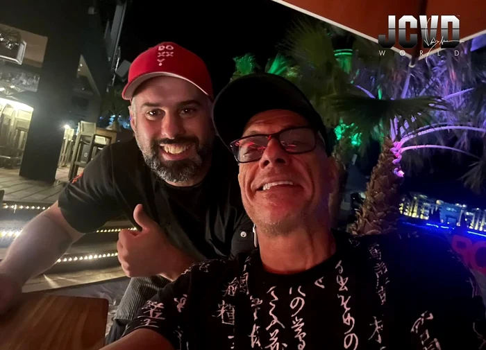 
    Jean-Claude Van Damme, 60 de ani, s-a pozat la terasă alături de amicul său Davide Castrofoto: Instagram  