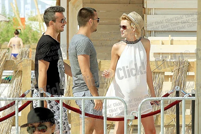 Ioana Blaj, actriţa din reclama la o  reţea de telefonie mobilă, este noua  iubită a lui Ducu Ion. Ioana are un bust  foarte mic în comparaţie cu Diana  Dumitrescu, fosta soţie a lui Ducu (FOTOGRAFII: BRIGADA DIVERSE)