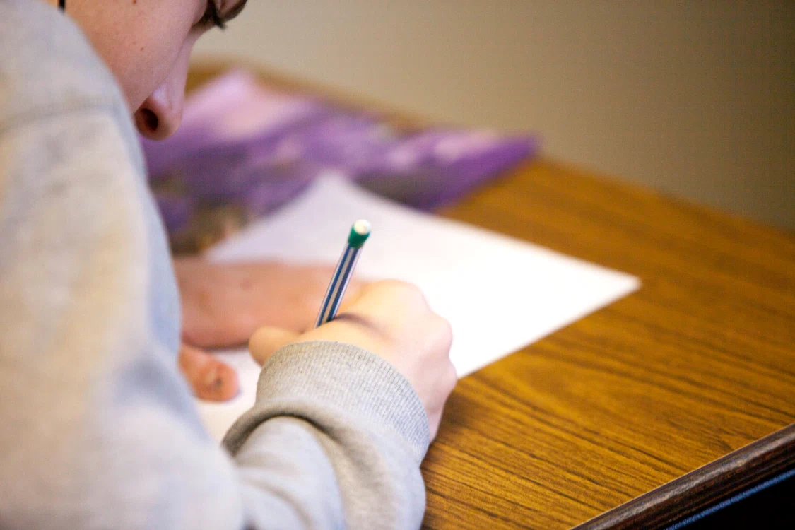 elev care sustine un examen
