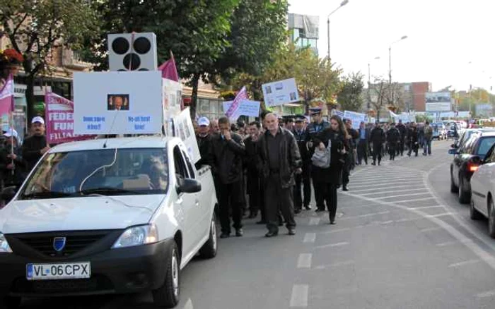 500 de oameni protesteaza din cauza saraciei