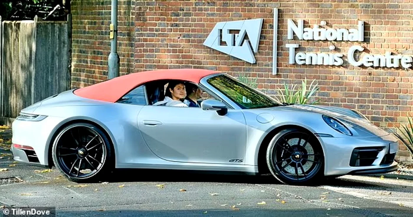 Emma Răducanu, la volanul mașinii Porsche. Foto Tillen Dove/ Daily Mail