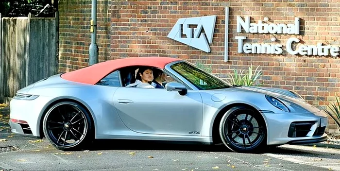 Emma Răducanu, la volanul mașinii Porsche. Foto Tillen Dove/ Daily Mail