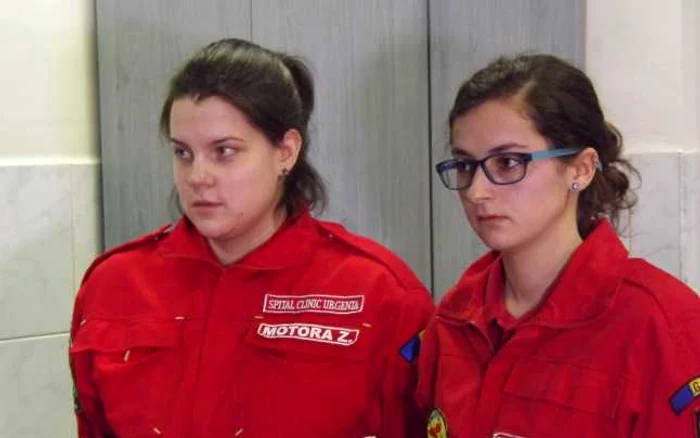 Ziana Motora, medic rezident şi voluntar SMURD, şi Raluca Zăgănescu, studentă la Medicină şi volutar SMURD, au fost primele care le-au oferit asistenţă medicală specializată victimelor din Apuseni. FOTO: Remus Florescu