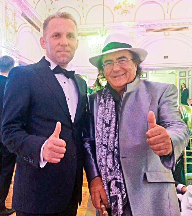 Invitaţii s-au fotografiat cu cântăreţul italian Al Bano