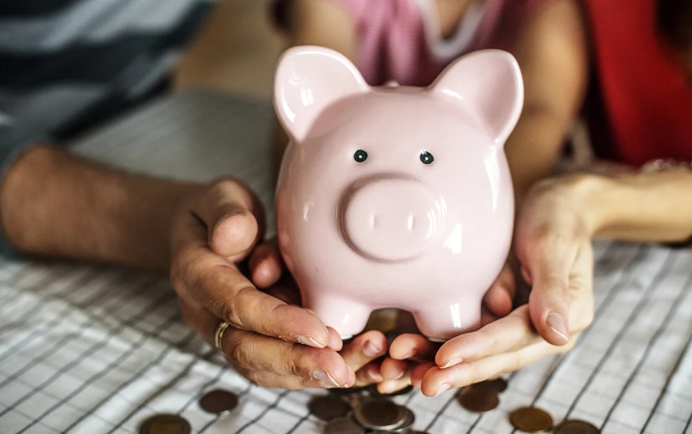 Cum reușesc mulți români să pună bani de-o parte: „Indiferent de venituri, trebuie să trăiești din mai puțin”
