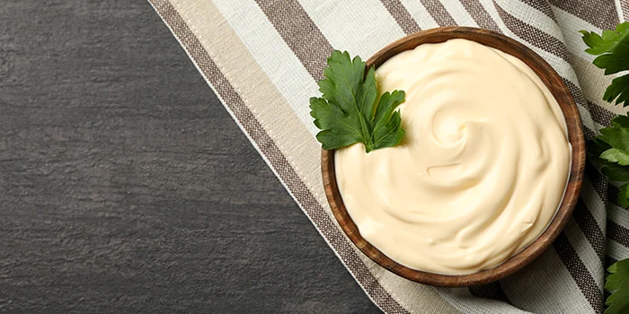 Maioneza vegană preparată din zeama de năut.