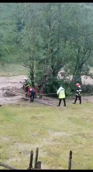 Bătrân salvat dintre ape, într-un sat din Suceava. Omul a fost prins de viitură VIDEO 