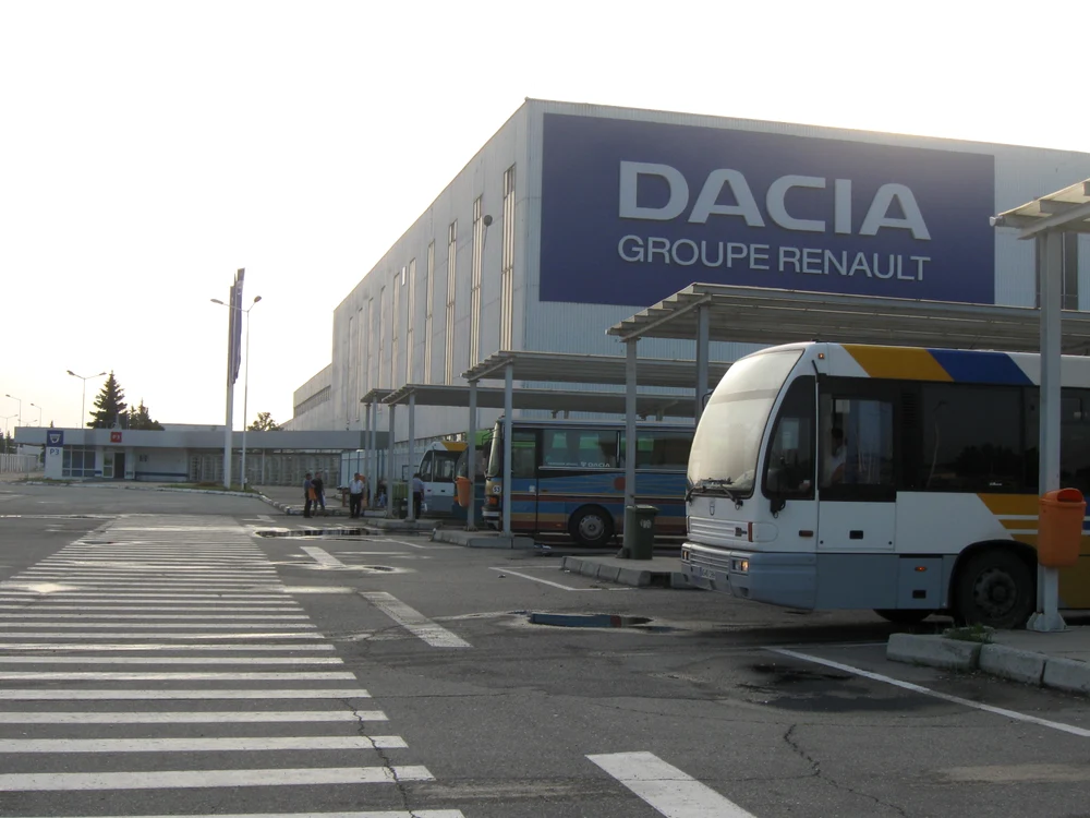Angajații Uzinei Dacia intră mai devreme în concediu din cauza scăderii comenzilor (foto arhivă)