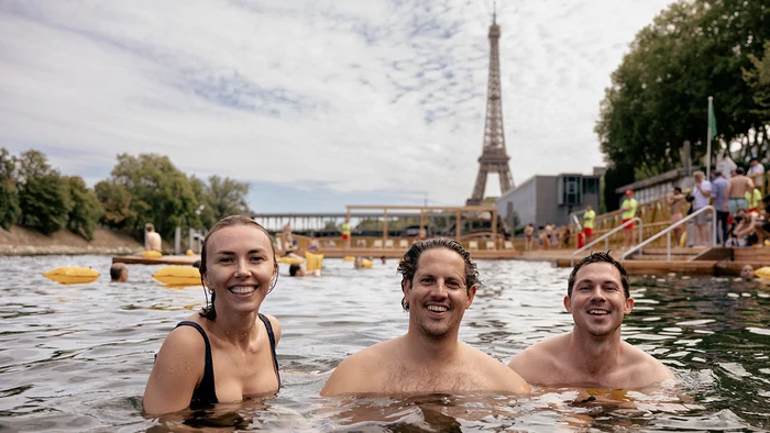 Oamenii s-au răcorit sâmbătă în apele fluviului. Foto: Profimedia