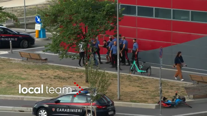 Imagine cu arestarea brutală de carabinieri a unor suspecți români în Milano Captură video