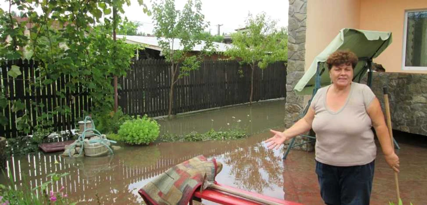 Râmnicenii de pe această stradă au fost inundaţă de 5 ori în ultimele luni. Foto Adevărul