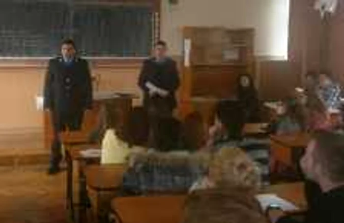 Reprezentanţii Penitenciarului mureşean au încercat să atragă liceenii către o carieră în sistem
