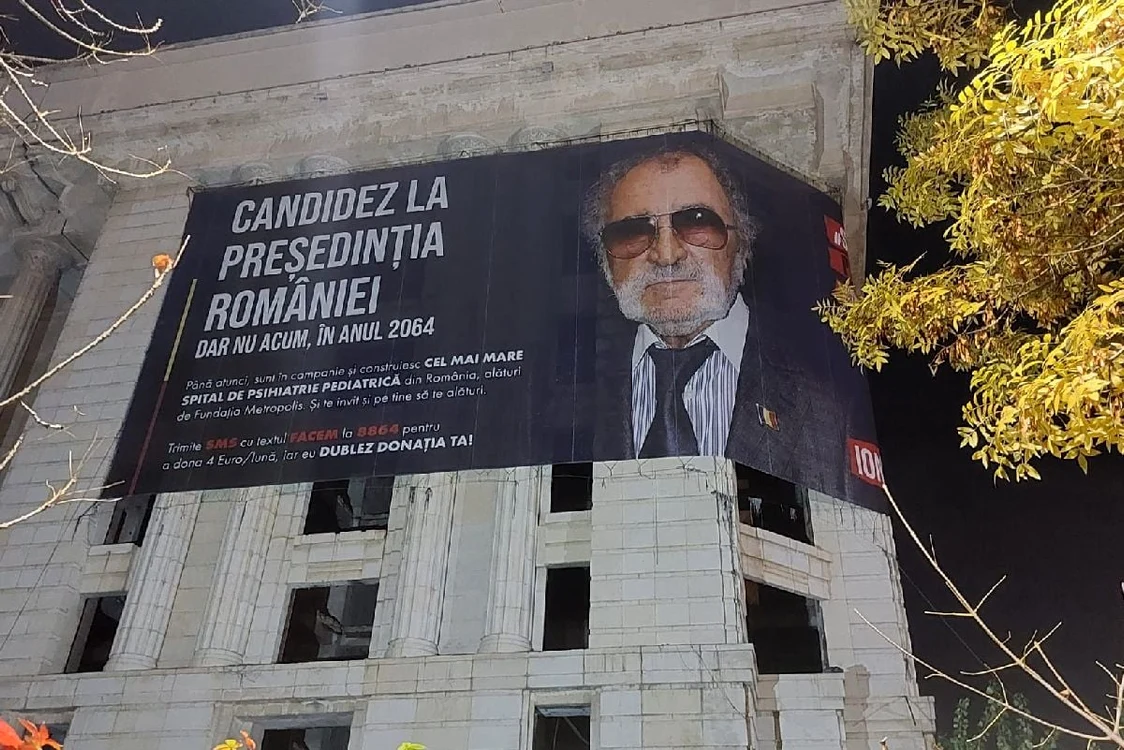 Bannerul cu Ion Țiriac, pe Dâmbovița Center (fosta Casa Radio). Foto Fundația Metropolis
