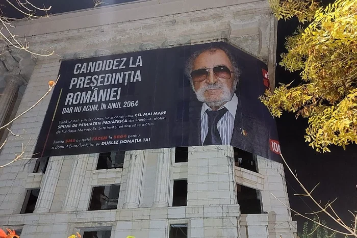 Bannerul cu Ion Țiriac, pe Dâmbovița Center (fosta Casa Radio). Foto Fundația Metropolis