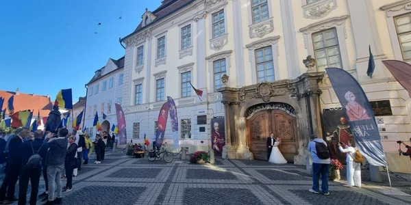 Imagini cu mirii care au realizat o şedinţă foto în timpul protestului împotriva statuii lui Brukenthal Foto FB Muzeul Naţional Brukenthal
