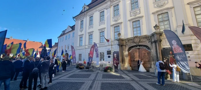 Imagini cu mirii care au realizat o şedinţă foto în timpul protestului împotriva statuii lui Brukenthal Foto FB Muzeul Naţional Brukenthal