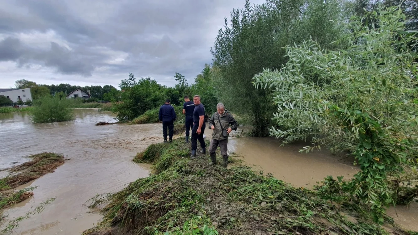 Sumele alocate pentru judeţele afectate de inundaţii au fost stabilite în baza evaluărilor făcute de către autorităţile administraţiei publice locale FOTO ISU Braşov