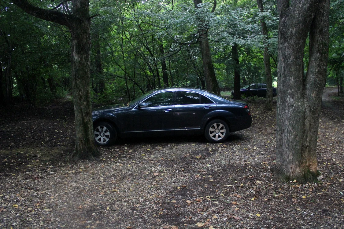 Două dintre mașinile lui Toader se află parcate în fața imobilului Foto: Blitz