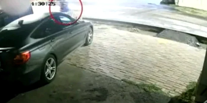 Un bărbat a murit după ce a fost lovit de o șoferiță beată și fără permis FOTO: Captură video