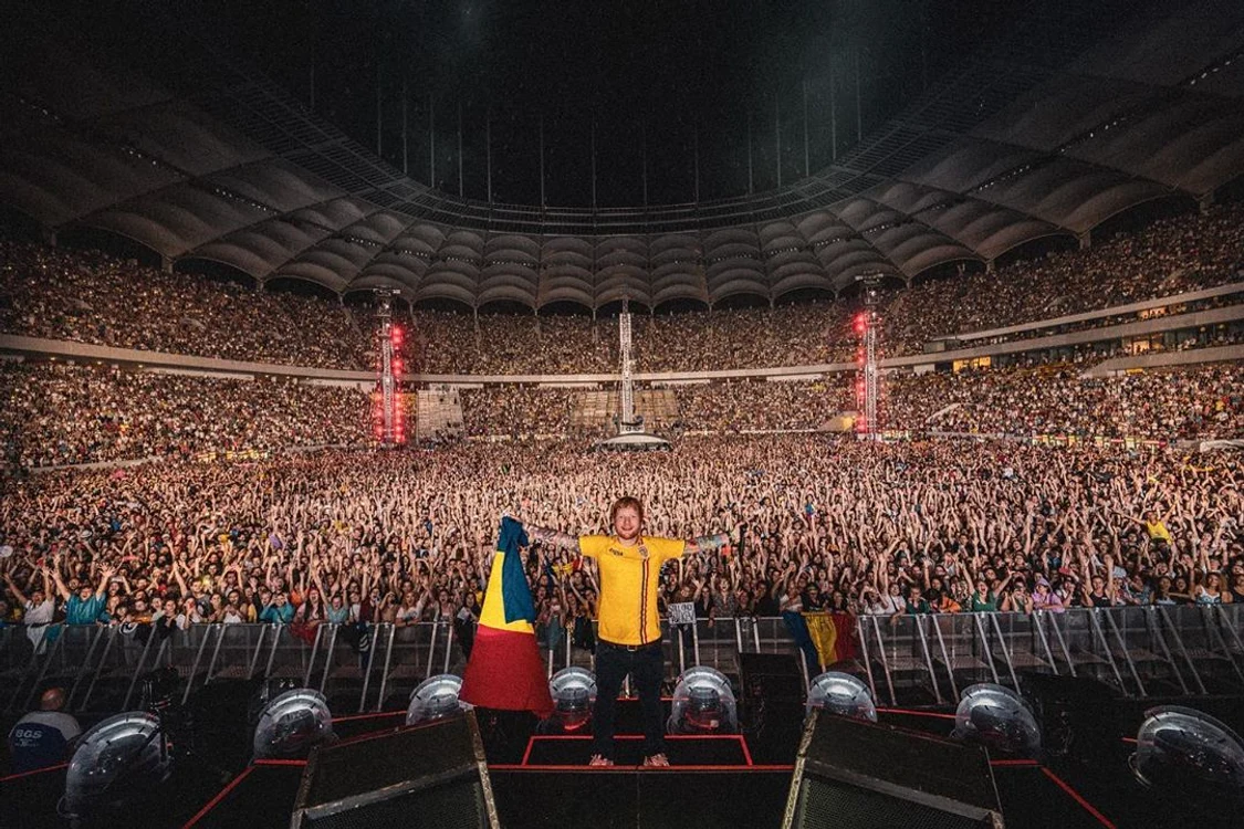 
    Ed Sheeran a revenit pe scenă la cererea publicului purtând steagul RomânieiFoto Instagram  