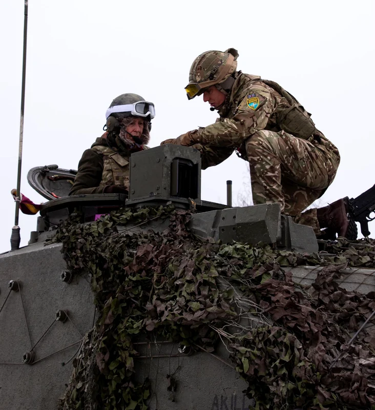 Prințesa Anne, în vizită la regimentul Husarilor Regali la baza NATO din Estonia