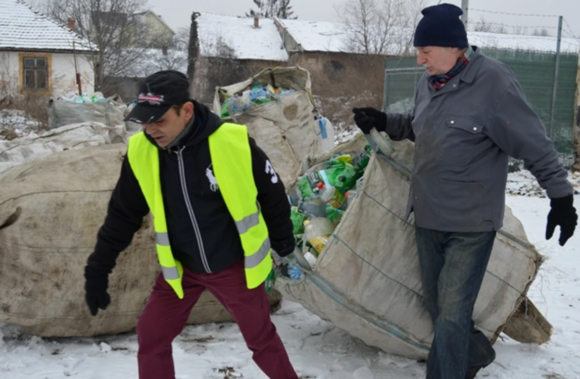 
    Primăria din Târgu Mureș face bani din PET-urile confiscate de la oamenii nevoiași  