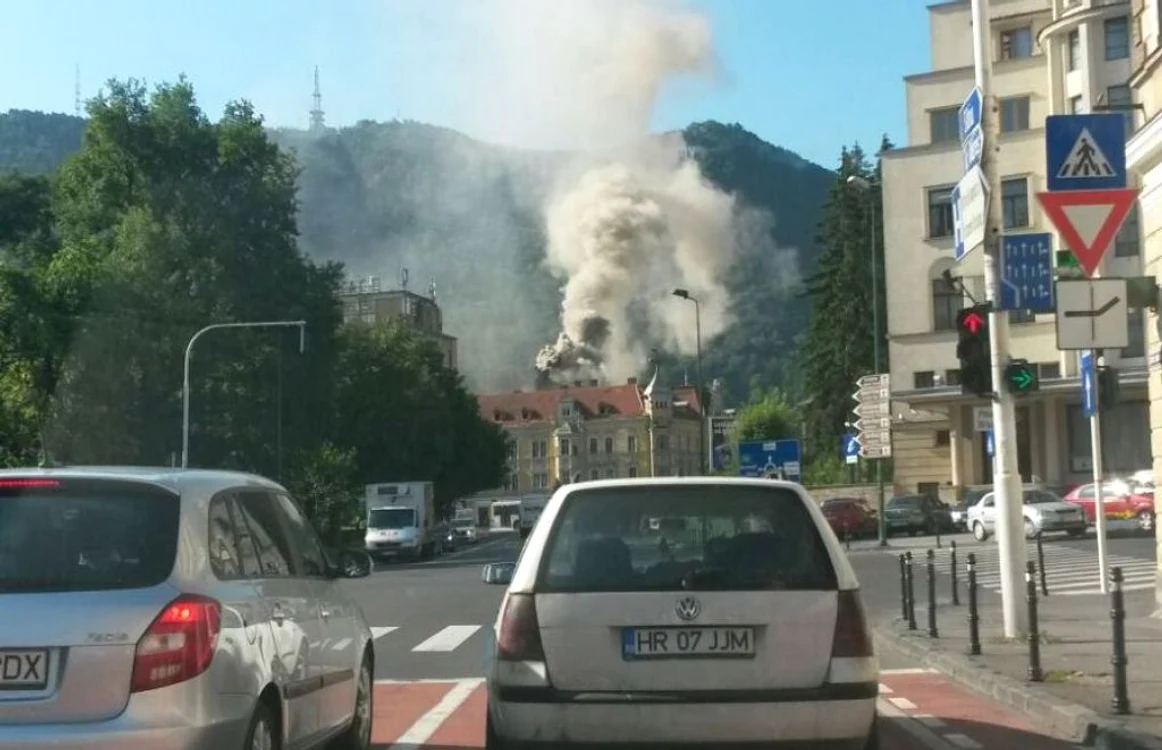 Incendiul s-a manifestat cu degajare mare de fum