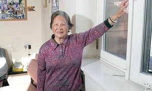 Mo se laudă că geamurile ei  strălucesc precum cristalul jpeg