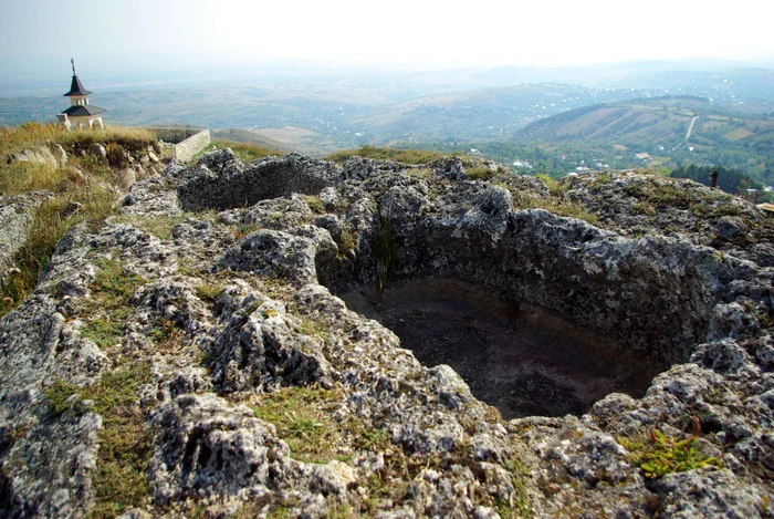 Mormânt tracic săpat în calcar de Năeni. FOTO Daniel Stătescu