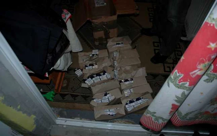 În imobilele percheziţionate au fost găsite şi ţigări de contrabandă