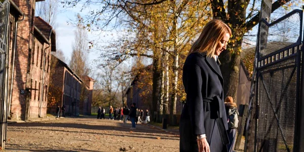 Roberta Metsola la lagărul Auschwitz foto twitter 