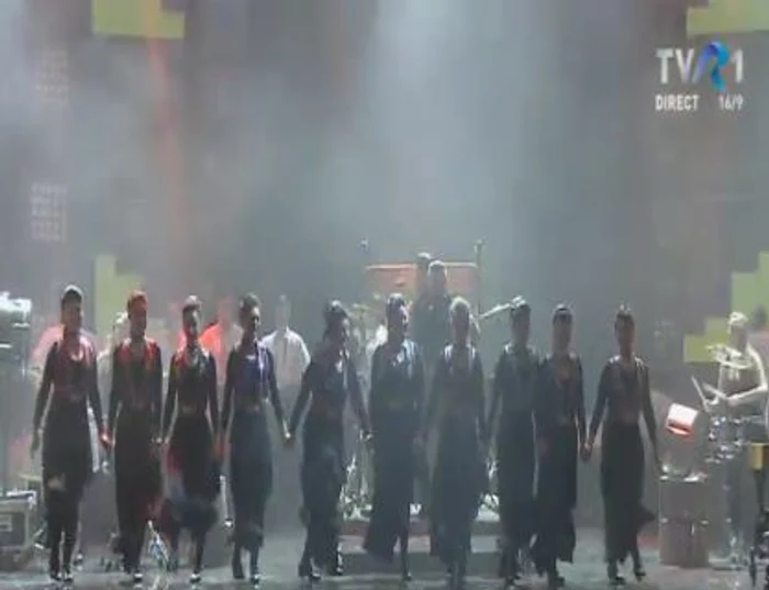 Zoli a adus pe scenă și dansatori din Maramureș