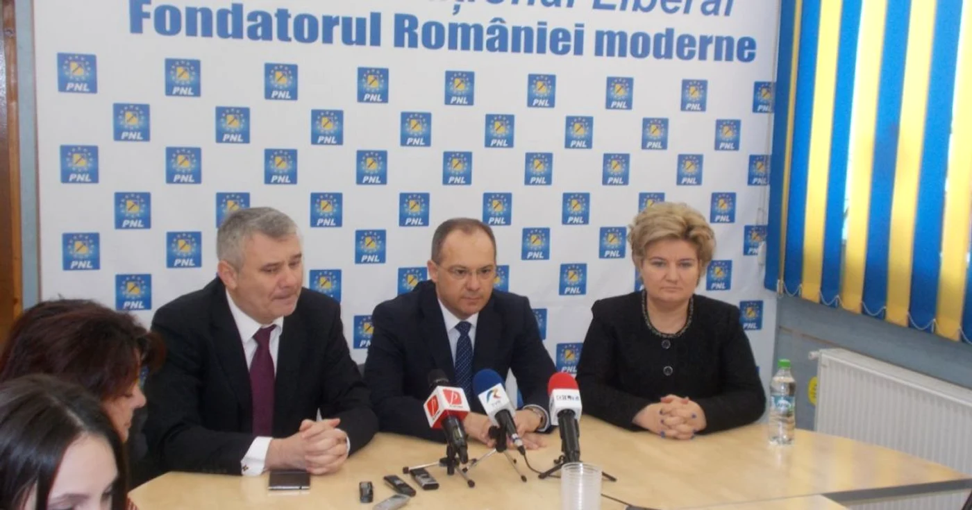 „Cei doi co-preşedinţi l-au prezentat astăzi pe Eduard Ciocăzanu (al doilea din dreapta) drept candidatul PNL pentru Caracal FOTO Alina Mitran“