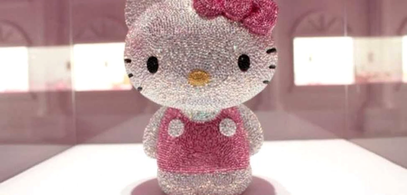 Scumpa Hello Kitty este decorată cu diamante, rubine, safire roz, ametiste şi topaze albastre. FOTO dorogists.com