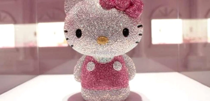 Scumpa Hello Kitty este decorată cu diamante, rubine, safire roz, ametiste şi topaze albastre. FOTO dorogists.com