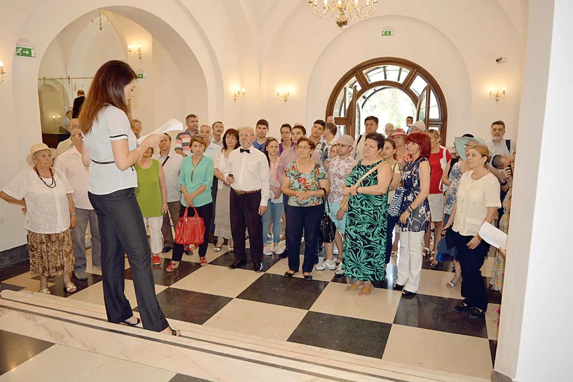 Oameni de toate vârstele  au ascultat cu atenţie  prezentarea sediului