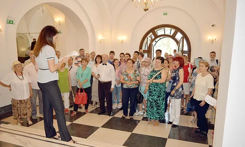 Oameni de toate vârstele  au ascultat cu atenţie  prezentarea sediului jpeg