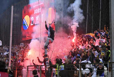 Suporterii bosnieci in peluza alaturi de fumigene BOSNIA ROMANIA FOTO sportpictures