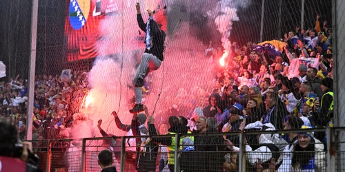 Suporterii bosnieci in peluza alaturi de fumigene BOSNIA ROMANIA FOTO sportpictures