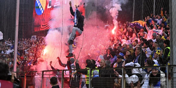 Suporterii bosnieci in peluza alaturi de fumigene BOSNIA ROMANIA FOTO sportpictures