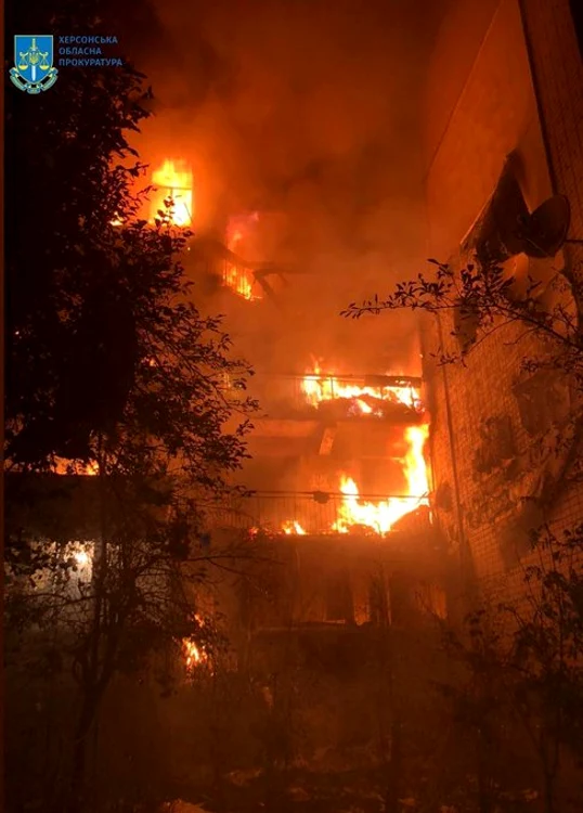 Un bloc din orașul Herson a fost lovit de artileria rusă FOTO Twitter/ Defense of Ukraine