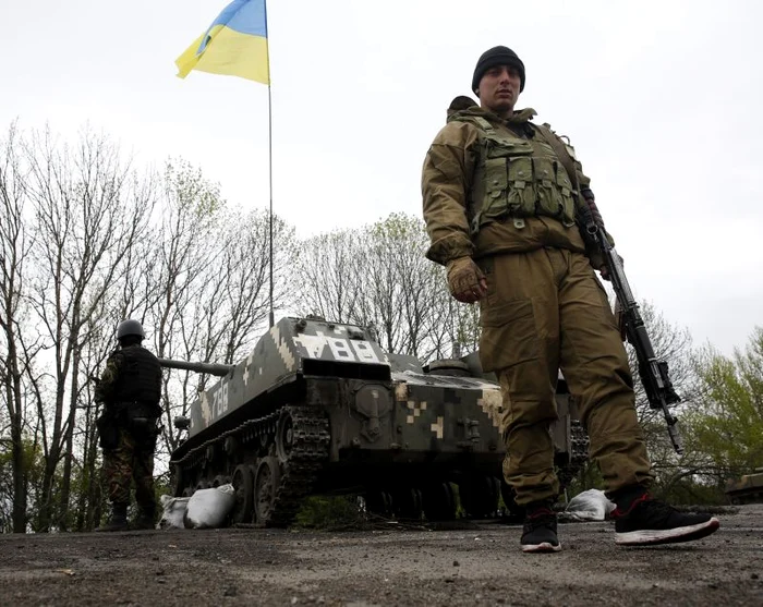 
    Ucrainenii sunt chemaţi să-şi apere ţara împotriva miliţiilor proruse din est şi sud. (Foto: Reuters)  