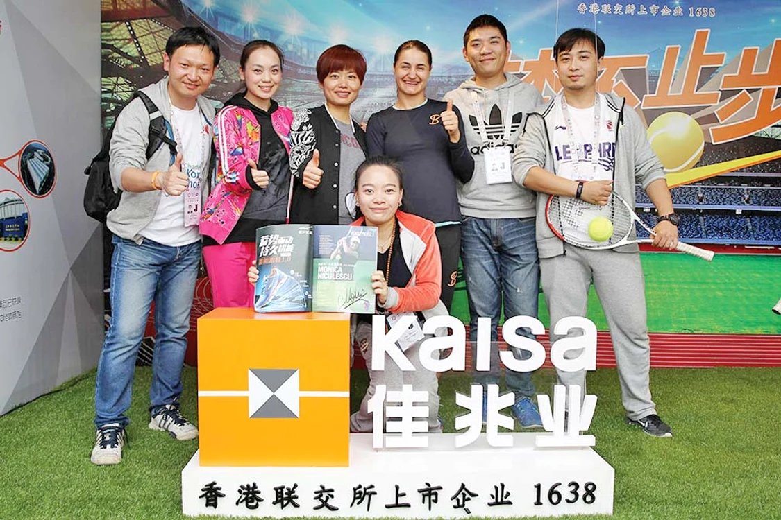 
    Monica Niculescu,  în mijlocul fanilor  de la Shenzhen  