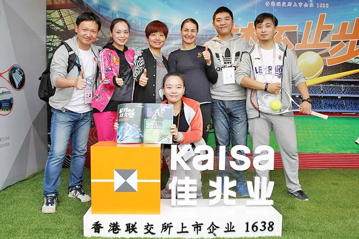 
    Monica Niculescu,  în mijlocul fanilor  de la Shenzhen  