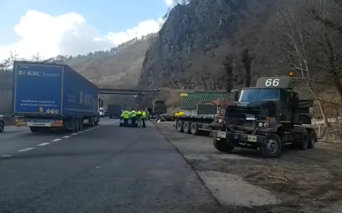 Accident rutier pe Valea Oltului al Convoiului Militar Nato - trei autovehicule implicate la Călineşti - Brezoi în Vâlcea pe DN 7 Foto Adevăru