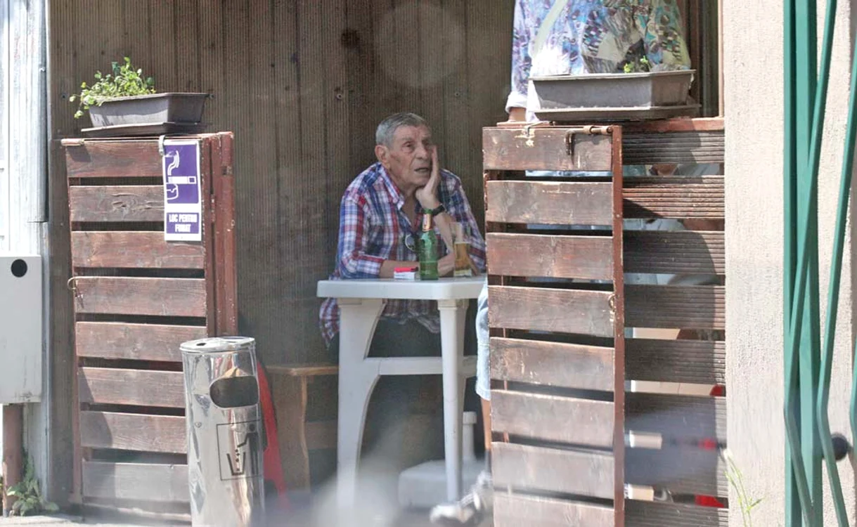
    Mitică Popescu are  masa lui la localul  din Floreasca, unde  merge adesea  să se răcorească   