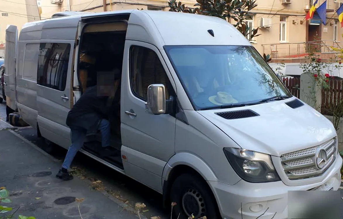 Microbuzul a fost oprit în trafic și percheziționat 