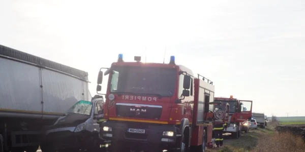 masina zdrobita intre 2 TIR-uri