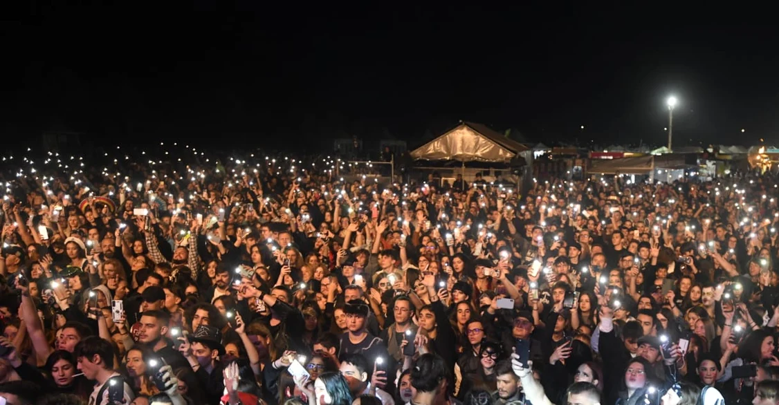 Pentru unii adolescenți, repetarea acestor mesaje poate contribui la normalizarea consumului